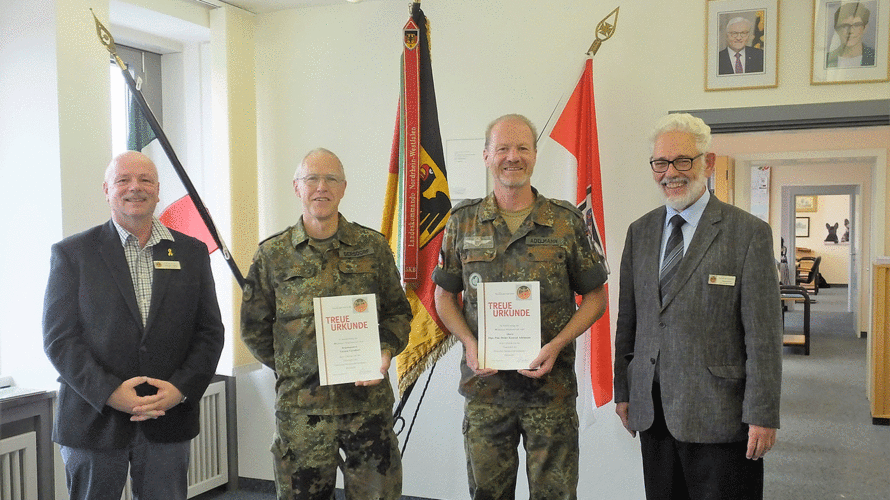 Seltener Anlass beim Landeskommando NRW: Zeitgleich begingen der Kommandeur und sein Stellvertreter ihr 40. DBwV-Mitgliedschaftsjubiläum. Foto: R. Amende