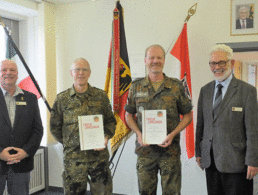 Seltener Anlass beim Landeskommando NRW: Zeitgleich begingen der Kommandeur und sein Stellvertreter ihr 40. DBwV-Mitgliedschaftsjubiläum. Foto: R. Amende