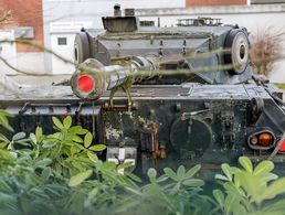 Ein Leopard-1-Kampfpanzer steht auf dem Werksgelände der Flensburger Fahrzeugbau Gesellschaft (FFG). Foto: picture alliance/dpa | Axel Heimken