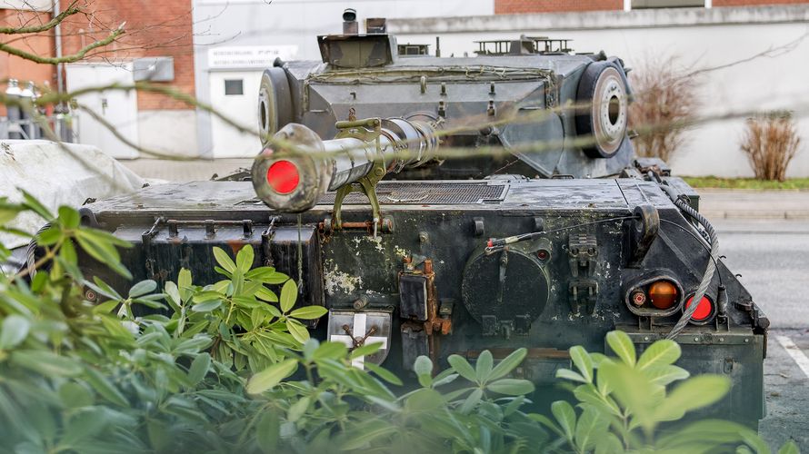 Ein Leopard-1-Kampfpanzer steht auf dem Werksgelände der Flensburger Fahrzeugbau Gesellschaft (FFG). Foto: picture alliance/dpa | Axel Heimken