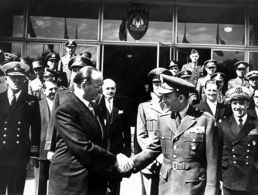 Nato-Oberbefehlshaber General Alfred Gruenther (r., USA) und der deutsche Repräsentant im Nato-Hauptquartier, General Hans Speidel (l.), am 9. Mai 1955 in Paris. Foto: dpa