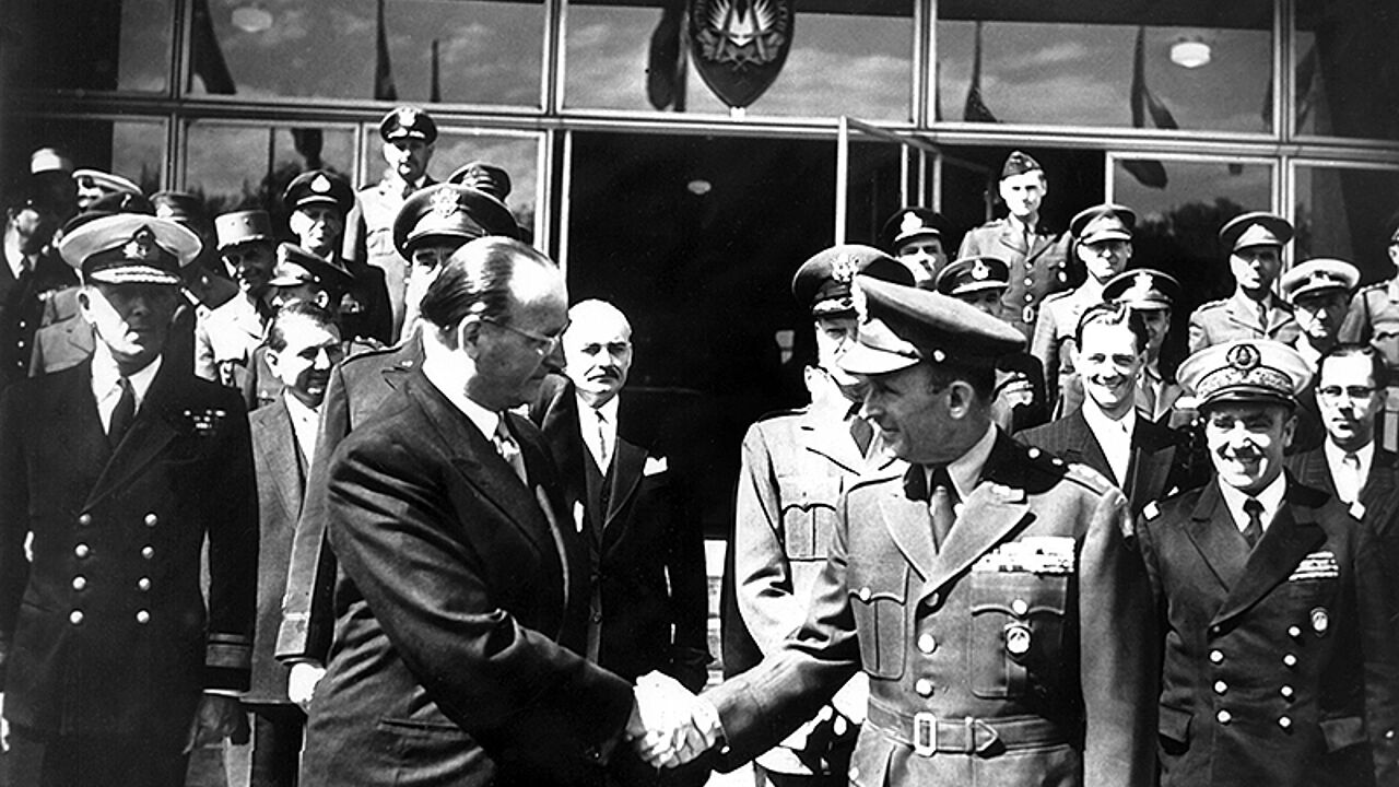 Nato-Oberbefehlshaber General Alfred Gruenther (r., USA) und der deutsche Repräsentant im Nato-Hauptquartier, General Hans Speidel (l.), am 9. Mai 1955 in Paris. Foto: dpa