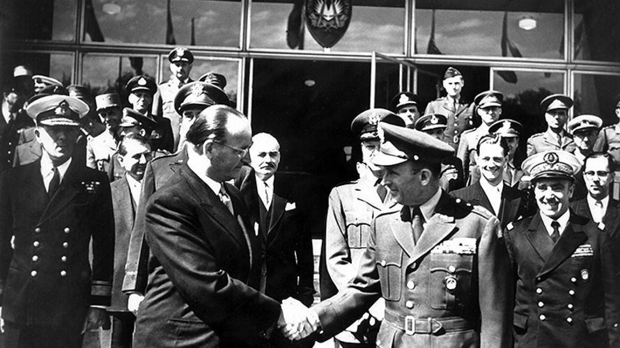 Nato-Oberbefehlshaber General Alfred Gruenther (r., USA) und der deutsche Repräsentant im Nato-Hauptquartier, General Hans Speidel (l.), am 9. Mai 1955 in Paris. Foto: dpa