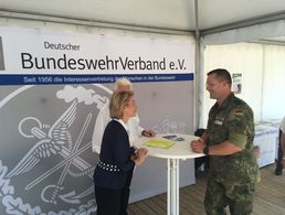 Ursula von der Leyen mit Stabsfeldwebel Wolfgang Karafiat  (Vorsitzender Truka Oldenburg, v.l.)