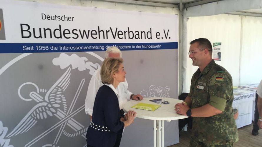 Ursula von der Leyen mit Stabsfeldwebel Wolfgang Karafiat  (Vorsitzender Truka Oldenburg, v.l.)