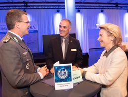 Volles Haus beim DBwV: Verteidigungsministerin Ursula von der Leyen im Gespräch mit dem Bundesvorsitzenden Oberstleutnant André Wüstner und dem 1. Stellvertreter Oberstabsfeldwebel a.D. Jürgen Görlich Foto: DBwV/Scheurer