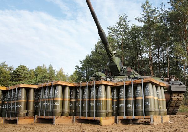 Eine Panzerhaubitze 2000 mit Übungsmunition in Munster. Foto: IMAGO/Björn Trotzk