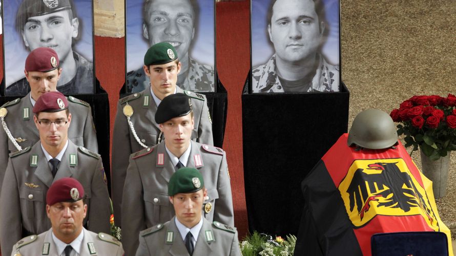 Mit einer Trauerfeier wurde in Bad Salzungen von den drei in Afghanistan getöteten Soldaten, Oleg Meiling, Alexander Schleiernick und Martin Brunn, Abschied genommen. Foto: picture alliance / zb | Michael Reichel