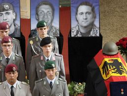 Mit einer Trauerfeier wurde in Bad Salzungen von den drei in Afghanistan getöteten Soldaten, Oleg Meiling, Alexander Schleiernick und Martin Brunn, Abschied genommen. Foto: picture alliance / zb | Michael Reichel