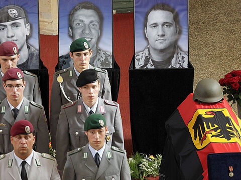 Mit einer Trauerfeier wurde in Bad Salzungen von den drei in Afghanistan getöteten Soldaten, Oleg Meiling, Alexander Schleiernick und Martin Brunn, Abschied genommen. Foto: picture alliance / zb | Michael Reichel