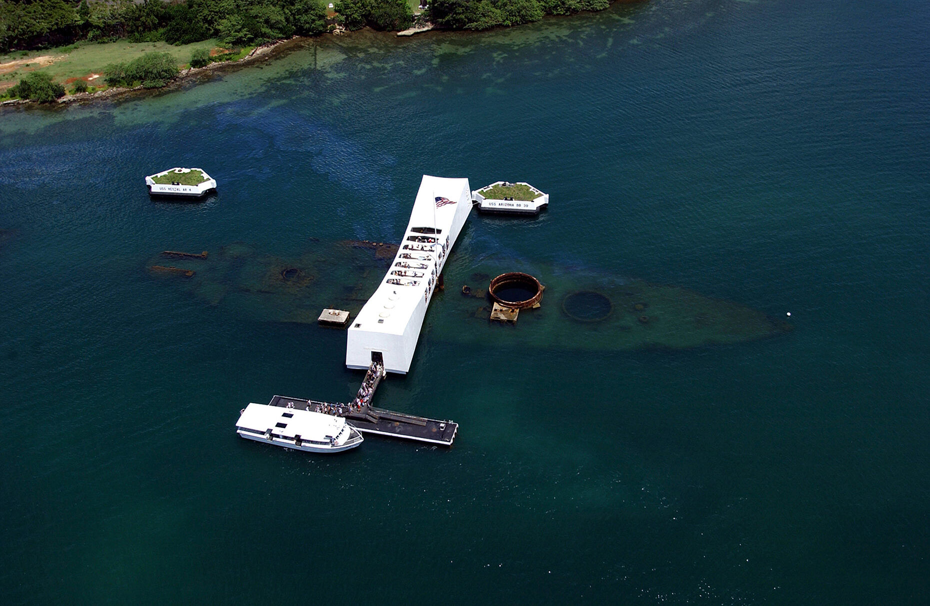 Das „USS Arizona Memorial“ spannt sich über das Wrack des beim Angriff auf Pearl Harbor versenkten Schlachtschiffs. Jayme Pastoric, US Navy
