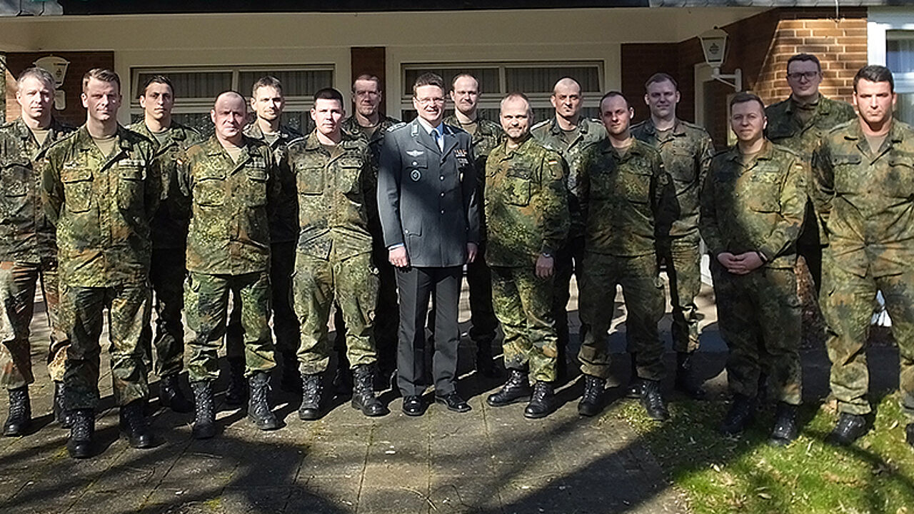 Teile des Führerkorps PzBtl 33 gemeinsam mit dem Bundesvorsitzenden. Foto: Bundeswehr/PzBtl 33