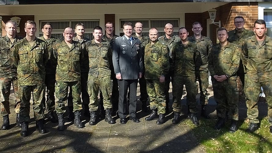 Teile des Führerkorps PzBtl 33 gemeinsam mit dem Bundesvorsitzenden. Foto: Bundeswehr/PzBtl 33