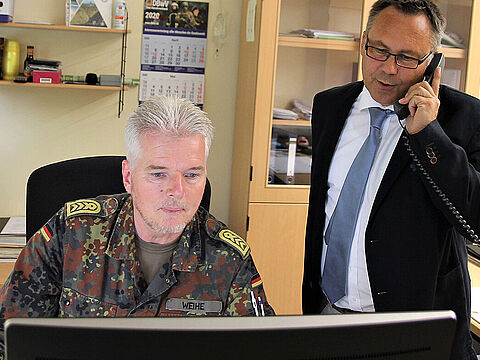 Die beiden engagierten Mandatsträger Holger Weihe und Bernd Kaufmann (r.) investieren viel Zeit, um für die Menschen in der Bundeswehr moderne und flexible Arbeitszeiten zu ermöglichen. Foto: DBwV/Hahn