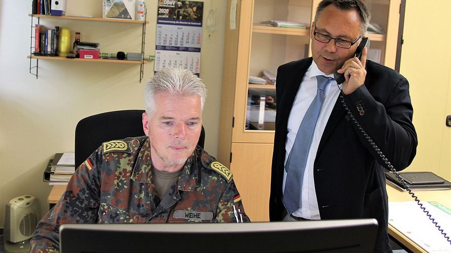 Die beiden engagierten Mandatsträger Holger Weihe und Bernd Kaufmann (r.) investieren viel Zeit, um für die Menschen in der Bundeswehr moderne und flexible Arbeitszeiten zu ermöglichen. Foto: DBwV/Hahn