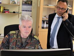 Die beiden engagierten Mandatsträger Holger Weihe und Bernd Kaufmann (r.) investieren viel Zeit, um für die Menschen in der Bundeswehr moderne und flexible Arbeitszeiten zu ermöglichen. Foto: DBwV/Hahn