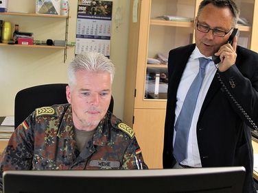 Die beiden engagierten Mandatsträger Holger Weihe und Bernd Kaufmann (r.) investieren viel Zeit, um für die Menschen in der Bundeswehr moderne und flexible Arbeitszeiten zu ermöglichen. Foto: DBwV/Hahn