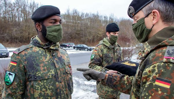 „Eine solche Auszeichnung durfte ich noch nie verleihen“, sagt Kommandeur Oberstleutnant Pascal Pane (r.). „Sie ist wirklich selten. Tragen Sie sie mit Stolz!“ Foto: Bundeswehr/Karsten Dyba