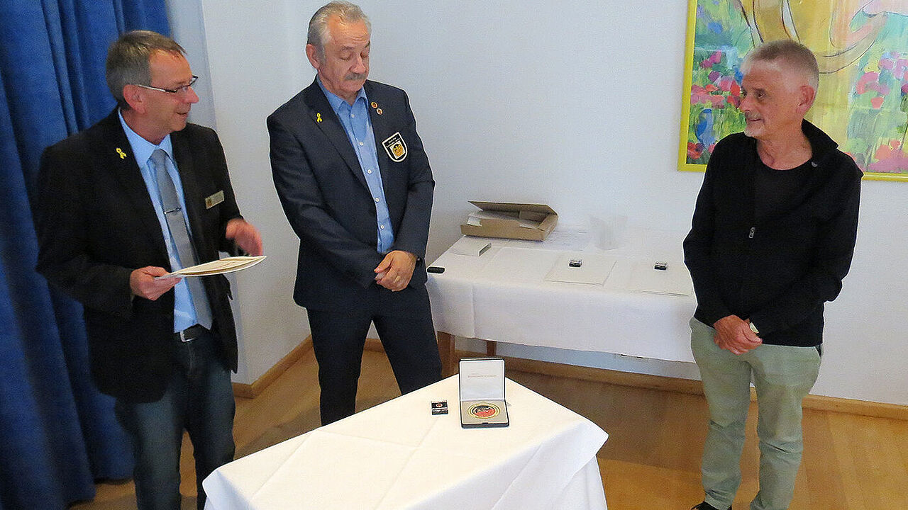 Bezirksvorsitzender Harald Lott (v. l.) und Vorsitzender Hendrik Rohm danken Stabsfeldwebel a.D. Bruno Eisele für 50 Jahre Mandatstätigkeit. Foto: DBwV
