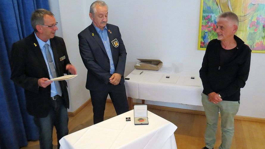 Bezirksvorsitzender Harald Lott (v. l.) und Vorsitzender Hendrik Rohm danken Stabsfeldwebel a.D. Bruno Eisele für 50 Jahre Mandatstätigkeit. Foto: DBwV