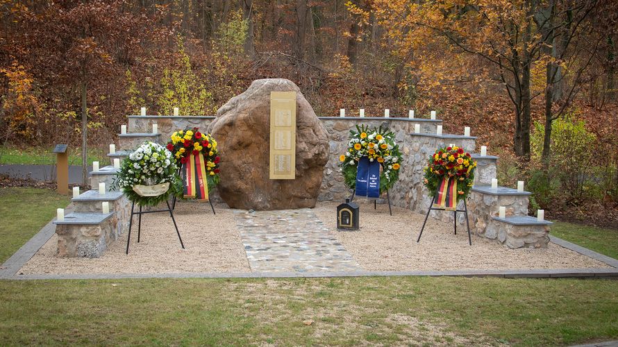 Seit dem 17. November 2020 befindet sich im Wald der Erinnerung bei Potsdam der Ehrenhain KFOR im Gedenken an die im Kosovo verstorbenen Bundeswehrsoldaten. Foto: Bundeswehr