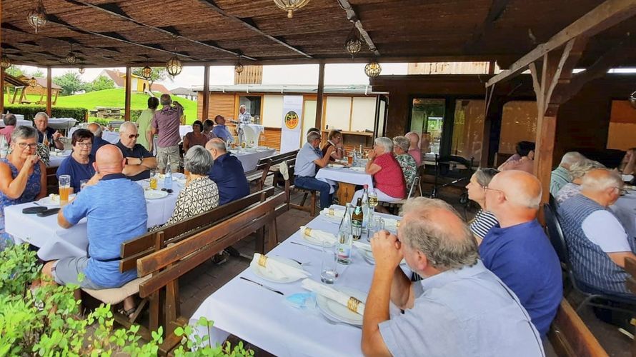 Zu einem Grillfest im Biergarten Külsheim begrüßte Vorsitzender Rother zum ersten Kameradschaftstreffen in diesem Jahr. Foto: C. Rother