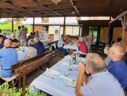 Zu einem Grillfest im Biergarten Külsheim begrüßte Vorsitzender Rother zum ersten Kameradschaftstreffen in diesem Jahr. Foto: C. Rother