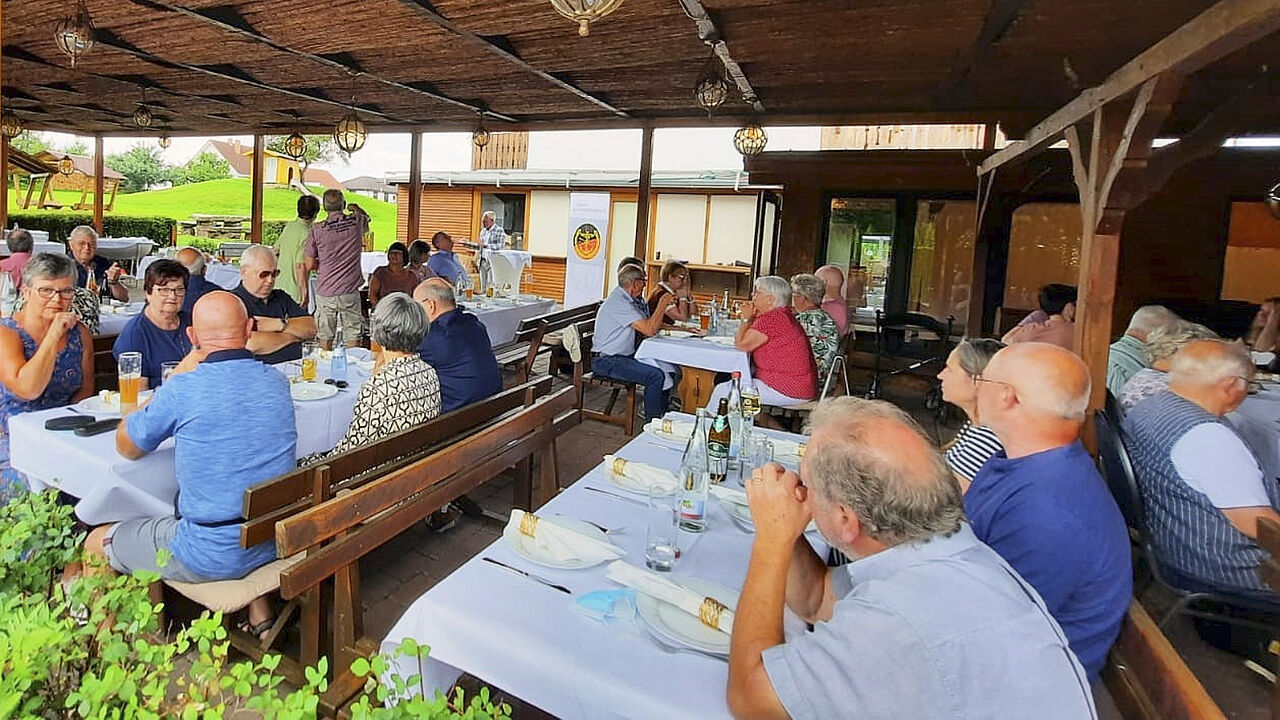 Zu einem Grillfest im Biergarten Külsheim begrüßte Vorsitzender Rother zum ersten Kameradschaftstreffen in diesem Jahr. Foto: C. Rother