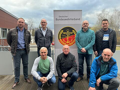 Wahlleiter Daniel Grabmann (stehend von links) mit Mitgliedern des Vorstands: Stellvertreter Johann Hauf, Vorsitzender Ralf Habenicht, Anton Silberbauer sowie Horst Möser (kniend von links), Alois Ebner und Thomas Kopp. Fotos:  KERH Regen