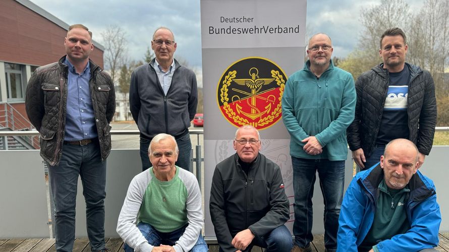 Wahlleiter Daniel Grabmann (stehend von links) mit Mitgliedern des Vorstands: Stellvertreter Johann Hauf, Vorsitzender Ralf Habenicht, Anton Silberbauer sowie Horst Möser (kniend von links), Alois Ebner und Thomas Kopp. Fotos:  KERH Regen