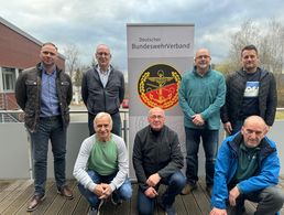 Wahlleiter Daniel Grabmann (stehend von links) mit Mitgliedern des Vorstands: Stellvertreter Johann Hauf, Vorsitzender Ralf Habenicht, Anton Silberbauer sowie Horst Möser (kniend von links), Alois Ebner und Thomas Kopp. Fotos:  KERH Regen