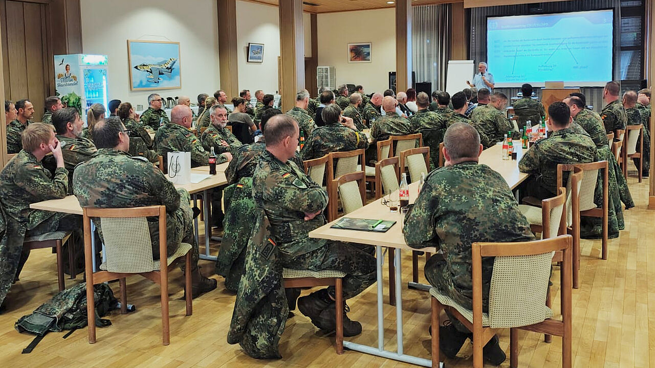 Am Standorttag mit nahezu 90 Teilnehmern standen aktuelle Informationen von Dr. Detlef Buch aus dem Fachbereich Besoldung, Haushalt und Laufbahnrecht im Fokus. Foto: Marcel Mohr