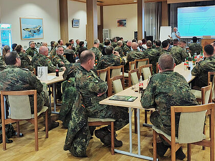 Am Standorttag mit nahezu 90 Teilnehmern standen aktuelle Informationen von Dr. Detlef Buch aus dem Fachbereich Besoldung, Haushalt und Laufbahnrecht im Fokus. Foto: Marcel Mohr