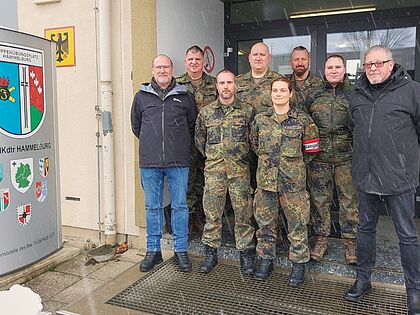 Nach der Vorstandswahl der TruKa TrÜbPlKdtr Hammelburg: Bezirksvorsitzender Oliver Hartmann (v.l.) und StoKa-Vorsitzender Stabsfeldwebel Frank Bott mit dem neuen Vorstand – Stabsfeldwebel Manuel Kippes, Stabsfeldwebel Markus Feurer, Hauptfeldwebel Corinna Benzinger, Hauptfeldwebel Björn Röser, Stabsunteroffizier Miriam Schultheis – sowie dem verabschiedeten Rainer Stulier. Foto: TruKa TrÜbPlKdtr Hammelburg.