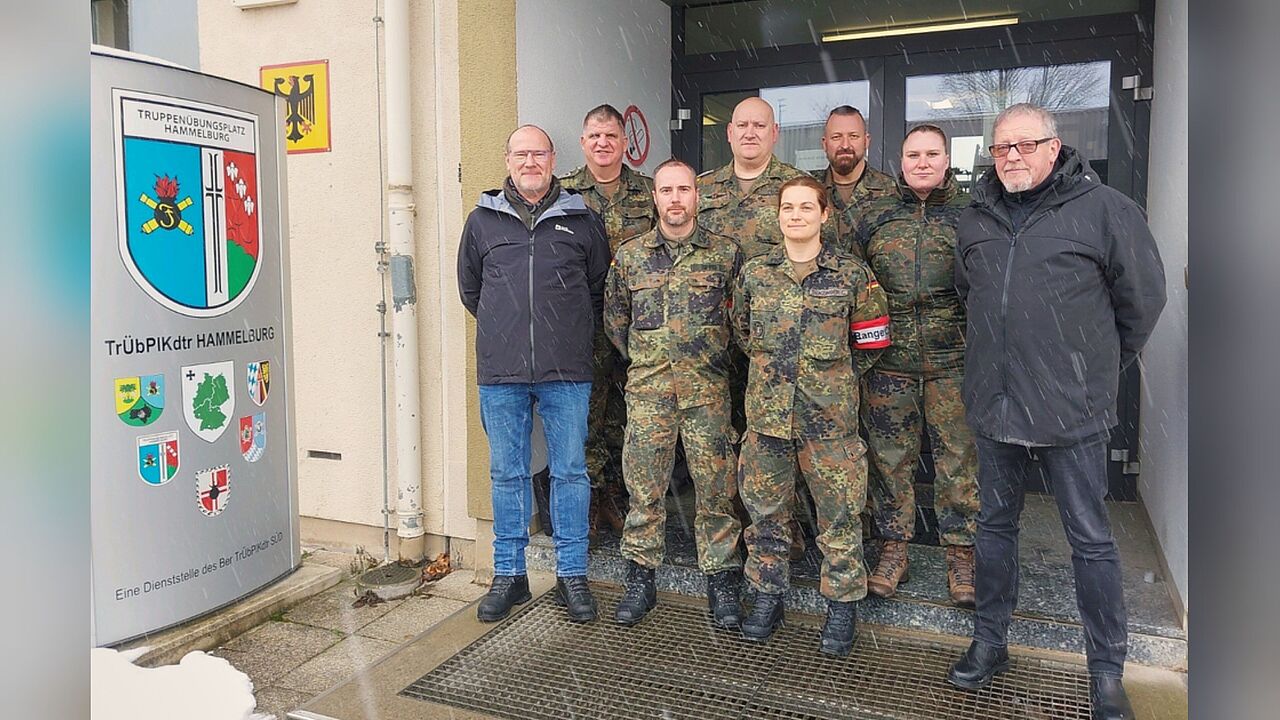 Nach der Vorstandswahl der TruKa TrÜbPlKdtr Hammelburg: Bezirksvorsitzender Oliver Hartmann (v.l.) und StoKa-Vorsitzender Stabsfeldwebel Frank Bott mit dem neuen Vorstand – Stabsfeldwebel Manuel Kippes, Stabsfeldwebel Markus Feurer, Hauptfeldwebel Corinna Benzinger, Hauptfeldwebel Björn Röser, Stabsunteroffizier Miriam Schultheis – sowie dem verabschiedeten Rainer Stulier. Foto: TruKa TrÜbPlKdtr Hammelburg.