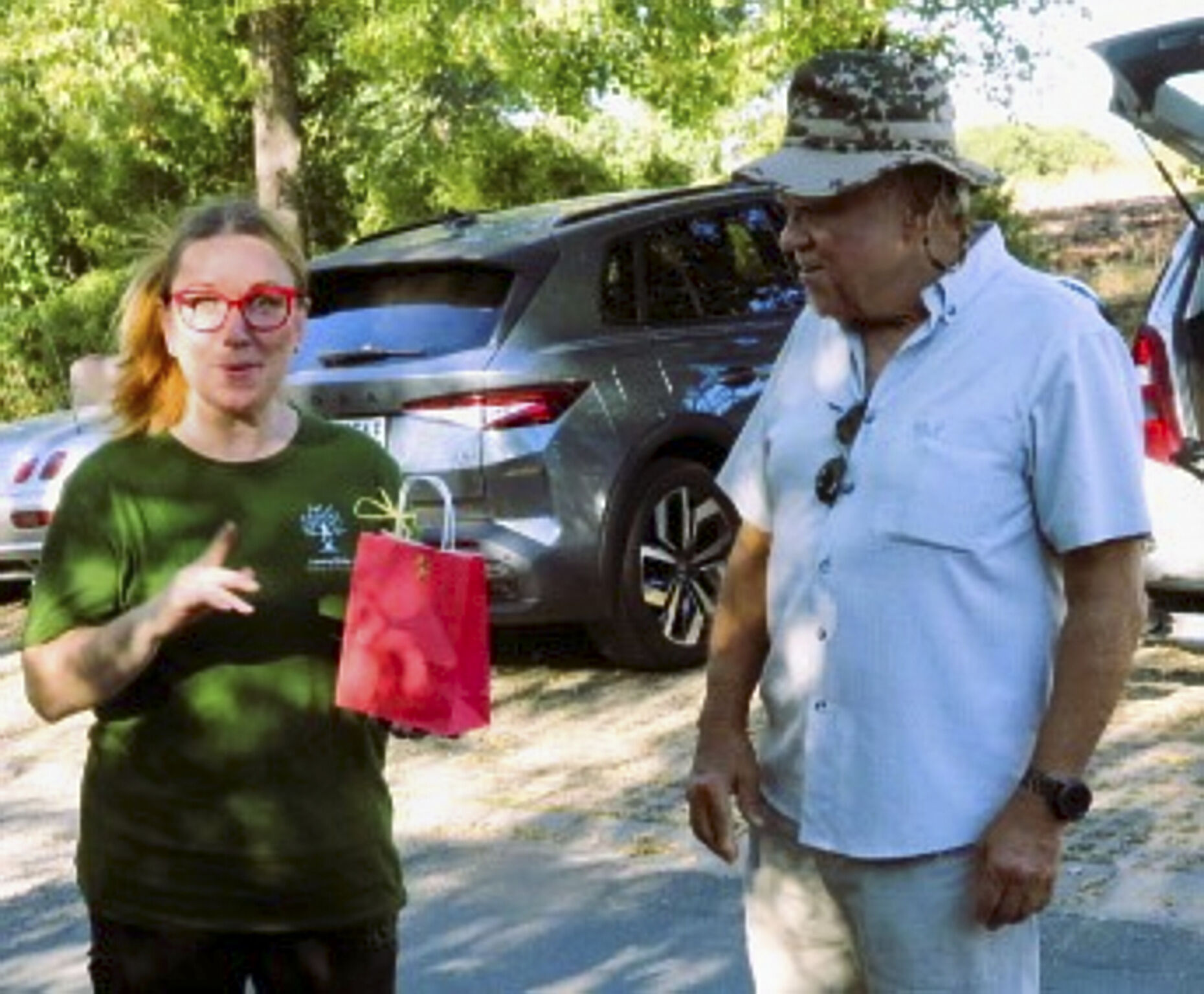 Vorsitzender Oberstleutnant a.D. Matthias Nickel bedankt sich bei der Natur-Resilienz-Trainerin für die informative und inspirierende Veranstaltung. Foto: Klaus Werner Probst