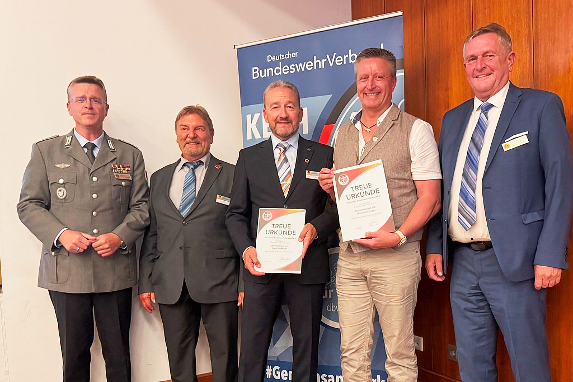 Ehrung verdienter Mitglieder beim 40-jährigen Jubiläum der KERH Augsburg: Bundesvorsitzender Oberst André Wüstner mit Michael Lipp, Frank Großmann, Thomas Gerlinger und Bernhard Hauber. Foto: li