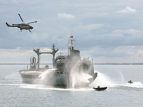 Die maritime Zulage erhalten nun auch Tarifbeschäftigte an Bord der Schiffe der Marine. Foto: Bundeswehr/Björn Wilke