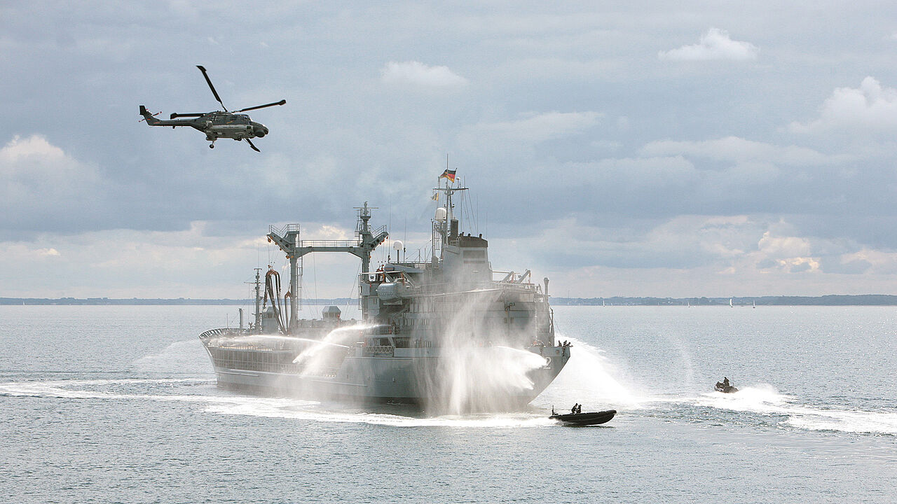 Die maritime Zulage erhalten nun auch Tarifbeschäftigte an Bord der Schiffe der Marine. Foto: Bundeswehr/Björn Wilke