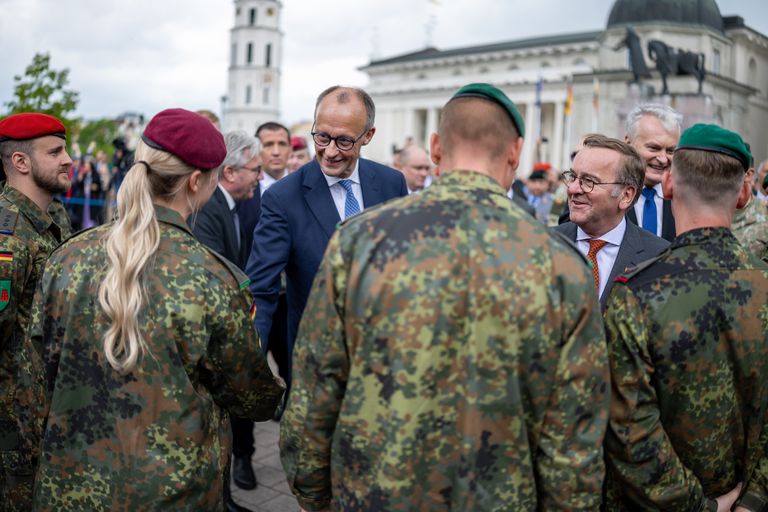 Bundeskanzler Friedrich Merz (CDU) und Verteidigungsminister Boris Pistorius (SPD) im Gespräch mit deutschen Soldatinnen und Soldaten. Bundeswehr/Tom Twardy