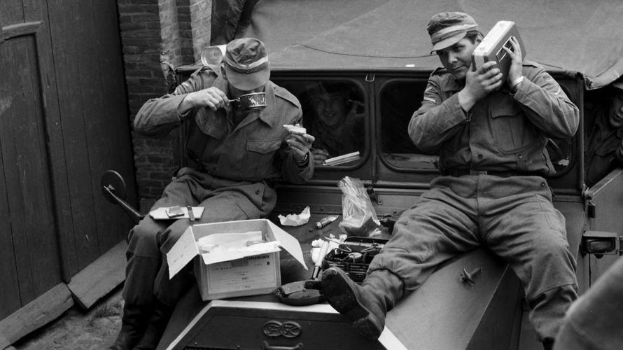 Seit Jahrzehnten immer dabei: die EPa. So auch hier in der Mittagspause während eines Manövers im Oktober 1962 in Neumünster. Foto: Bundeswehr/Strack 