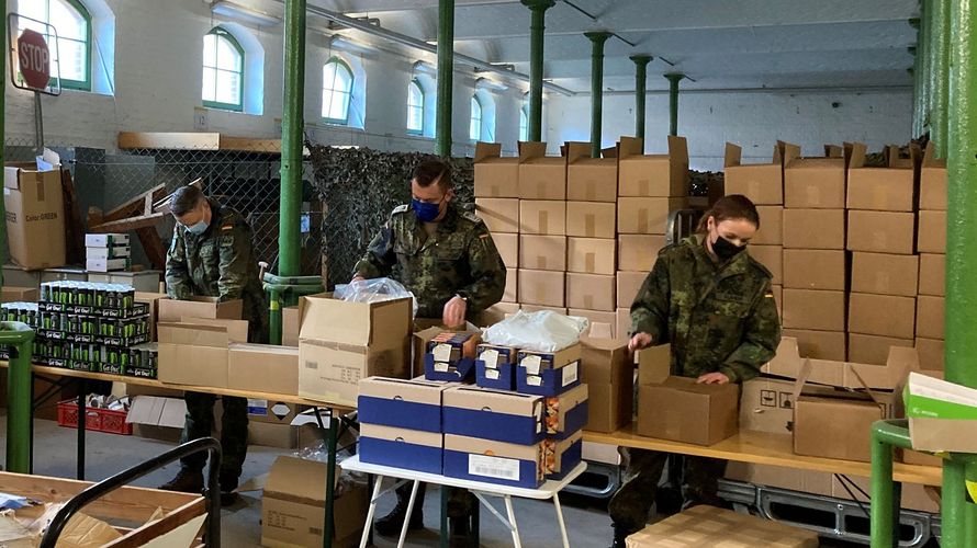 Mitglieder der Kameradschaften beim Packen der Pakete