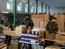 Mitglieder der Kameradschaften beim Packen der Pakete
