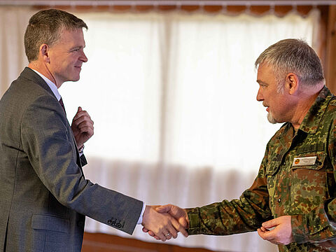 Den Coin der Truppenkameradschaft SHAPE überreichte der Kameradschaftsvorsitzende Stabsfeldwebel Carsten Tüllner (r.) dem DBwV-Bundesvorsitzenden Oberst André Wüstner. Foto: TruKa Shape