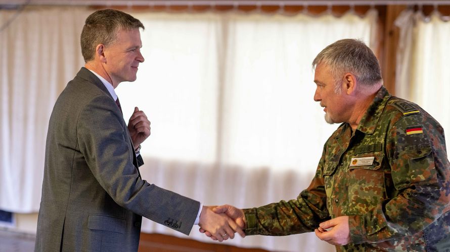 Den Coin der Truppenkameradschaft SHAPE überreichte der Kameradschaftsvorsitzende Stabsfeldwebel Carsten Tüllner (r.) dem DBwV-Bundesvorsitzenden Oberst André Wüstner. Foto: TruKa Shape