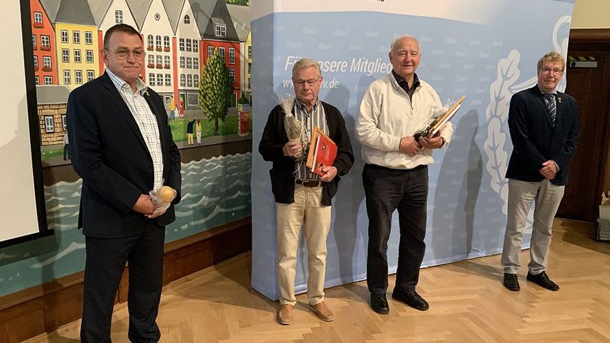 Ehrung der verabschiedeten Vorstandsmitglieder der ERH Köln-Porz-Wahn durch Oberstabsfeldwebel a.D. Schmelzer (li) und den Vorsitzenden Oberstabsfeldwebel a.D. Peter Donner. Foto: Manfred Kassner