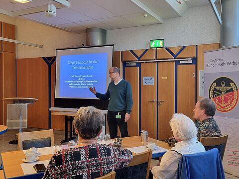 Einen spannenden und lebendigen Vortrag hielt Professor Dr. Volker Runde vor den Mitgliedern der KERH Unterer Niederrhein in Kalkar. Foto: KERH Unterer Niederrhein