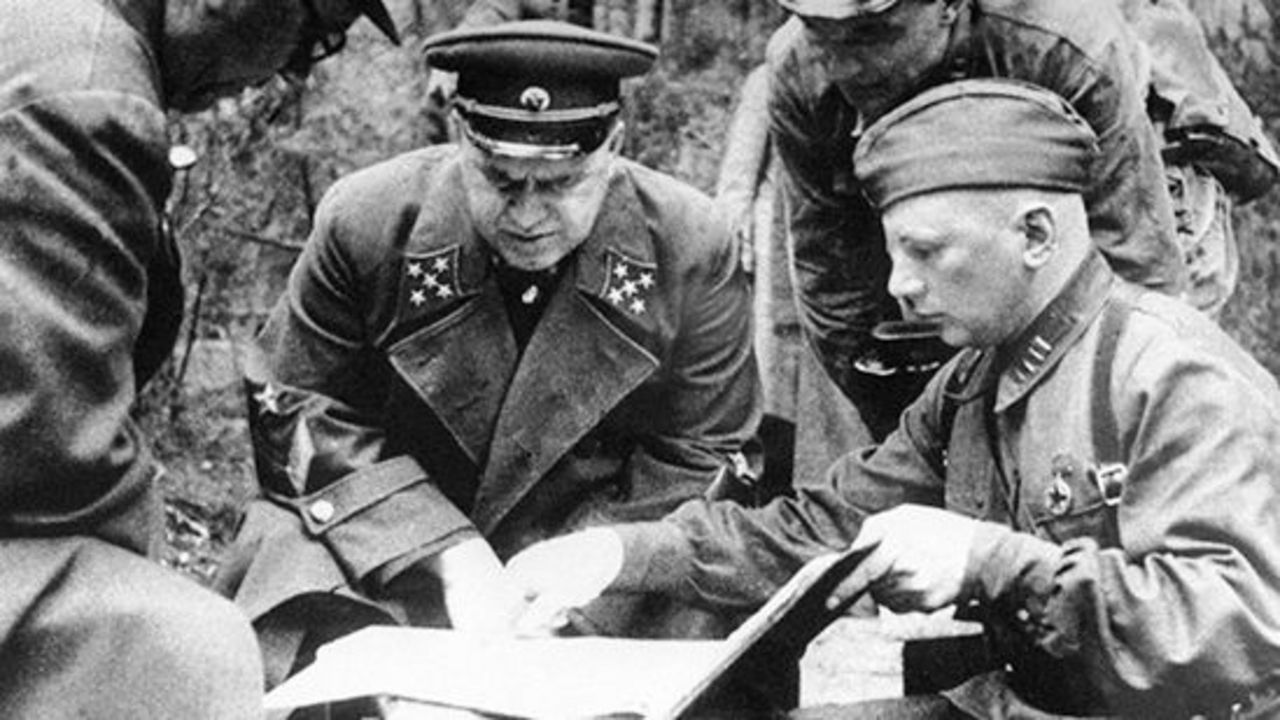 Georgi Konstantinowitsch Schukow, damals Armeegeneral, besiegte im Winter 1941/42 die Wehrmacht vor Moskau, plante die Vernichtung der 6. Armee in Stalingrad und saß am 8. Mai 1945 in Berlin-Karlshorst mit am Tisch, als die Wehrmacht nach fast sechs Jahren Krieg bedingungslos kapitulierte.