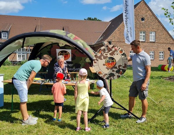 Wie bei fast allen Veranstaltungen, an denen sich der DBwV präsentiert, durfte auch beim Familienfest in Neubrandenburg das Glücksrad nicht fehlen. Foto: Michael Edlinger