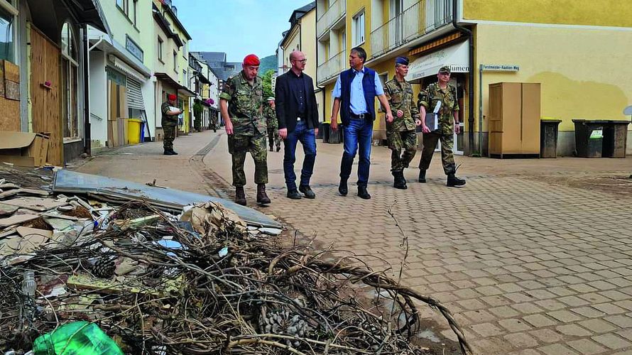 Bestandsaufnahme nach der Flut: General Carsten Breuer (li.), Bürgermeister Ingo Pfennings, General Martin Schelleis (2.v.re.). Foto: Privat